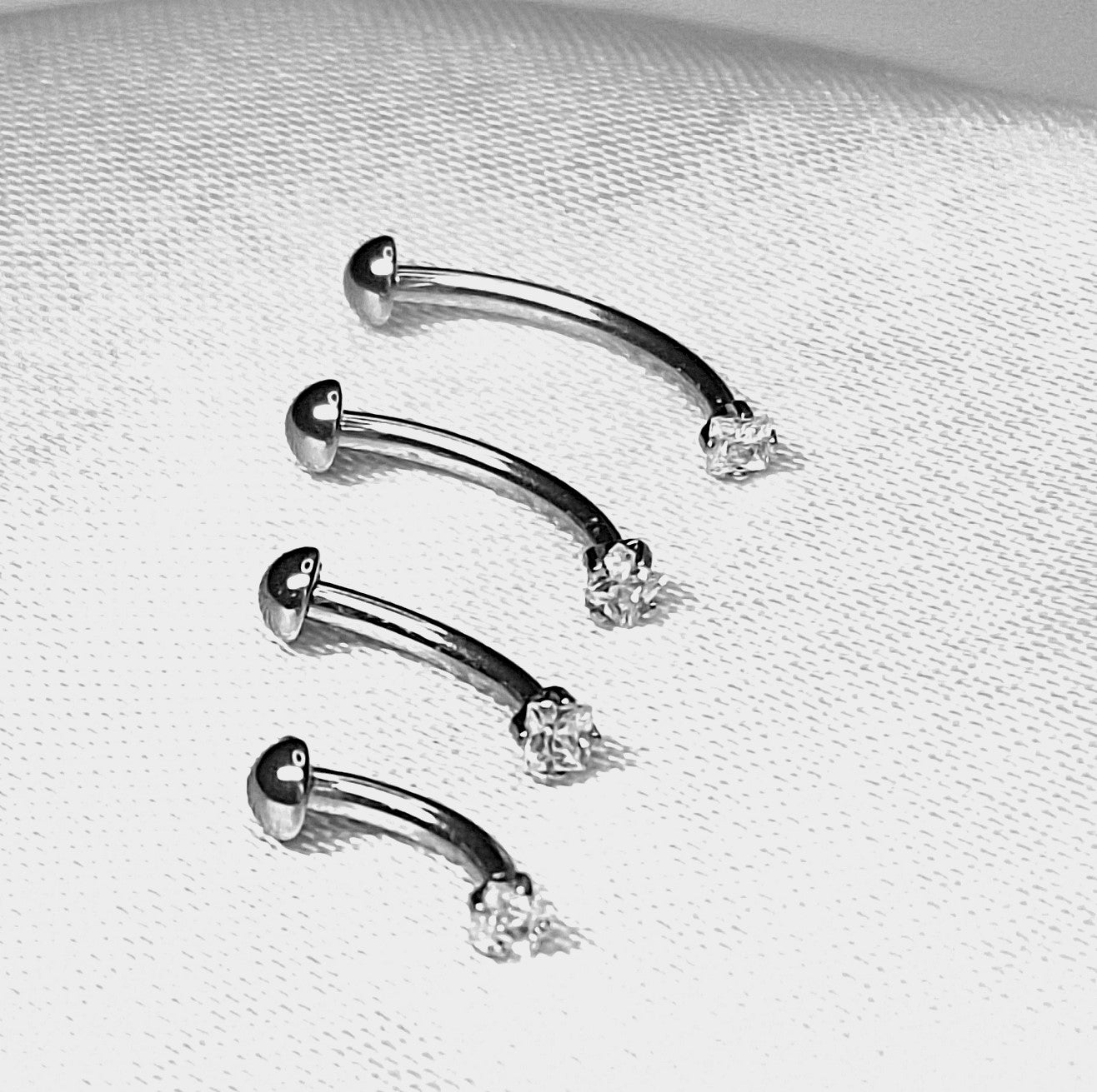 Curved bar with 2mm Crystal Square end only - 16ga